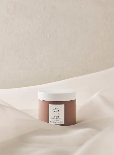 Moist clay mask with red bean absorbs sebum without drying skin