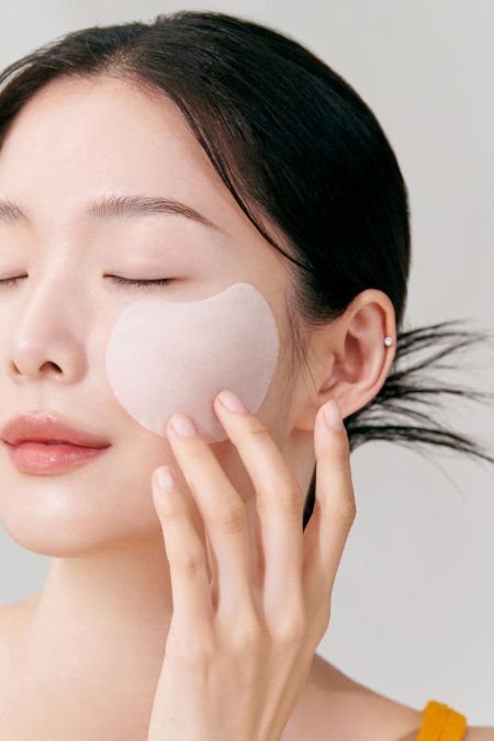 Hypoallergenic brightening pads suitable for sensitive skin